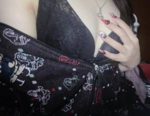 アノ 18歳